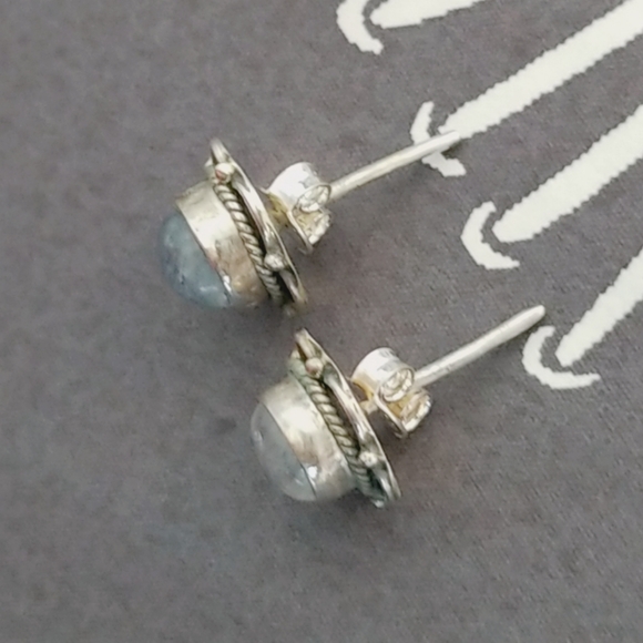 Moonstone stud earrings. - Picture 3 of 3